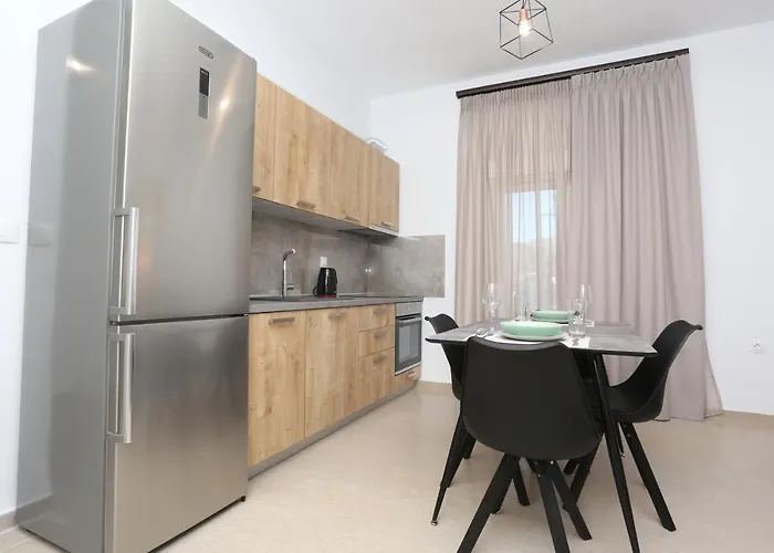 Mare Monte Luxury 2 Неа-Скиони